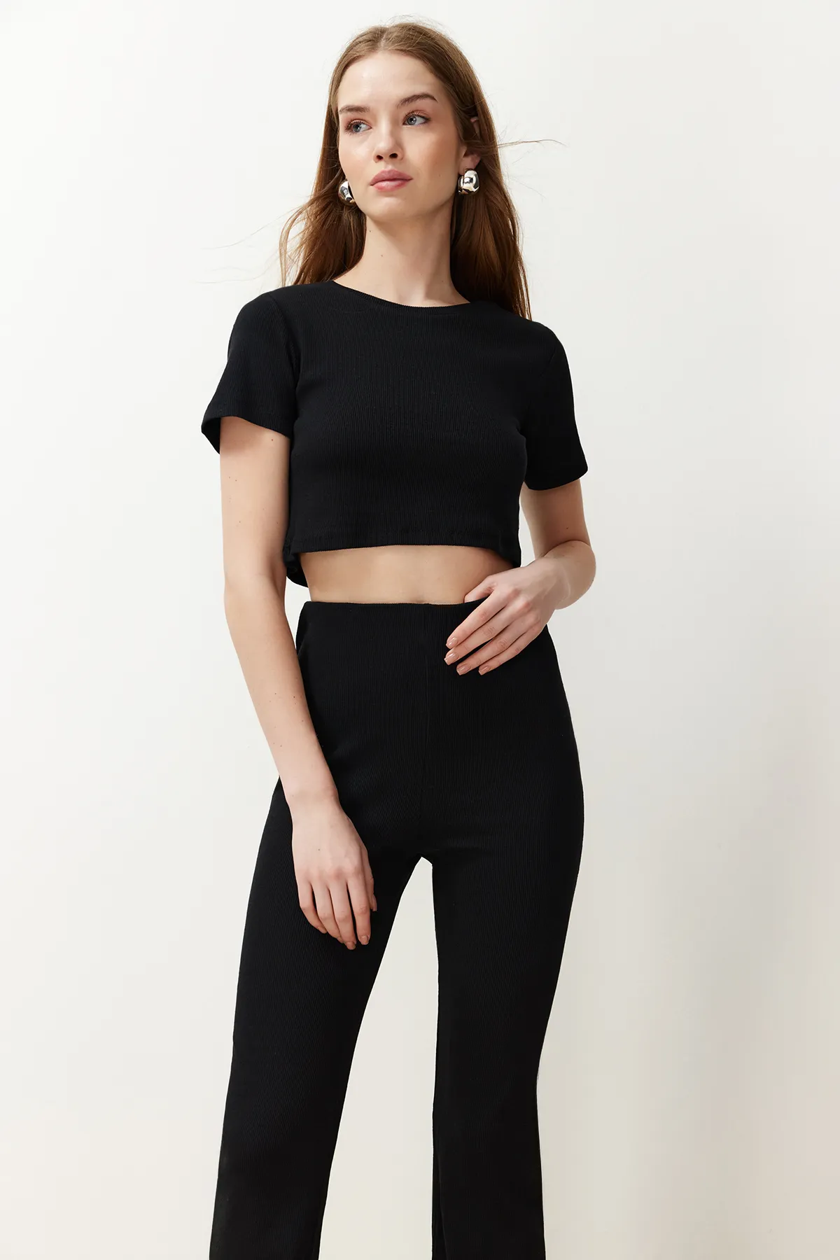 Trendyol Collection  Schwarzes, kurzes Set aus gerippter, dehnbarer Strickbluse und Hose mit Rundhalsausschnitt, Oberteil und Unterteil TWOSS21AU0160