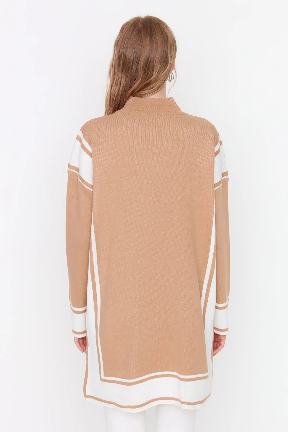 Trendyol Modest  Braun gestreifter Strickpullover mit hohem Kragen TCTAW22AK0163