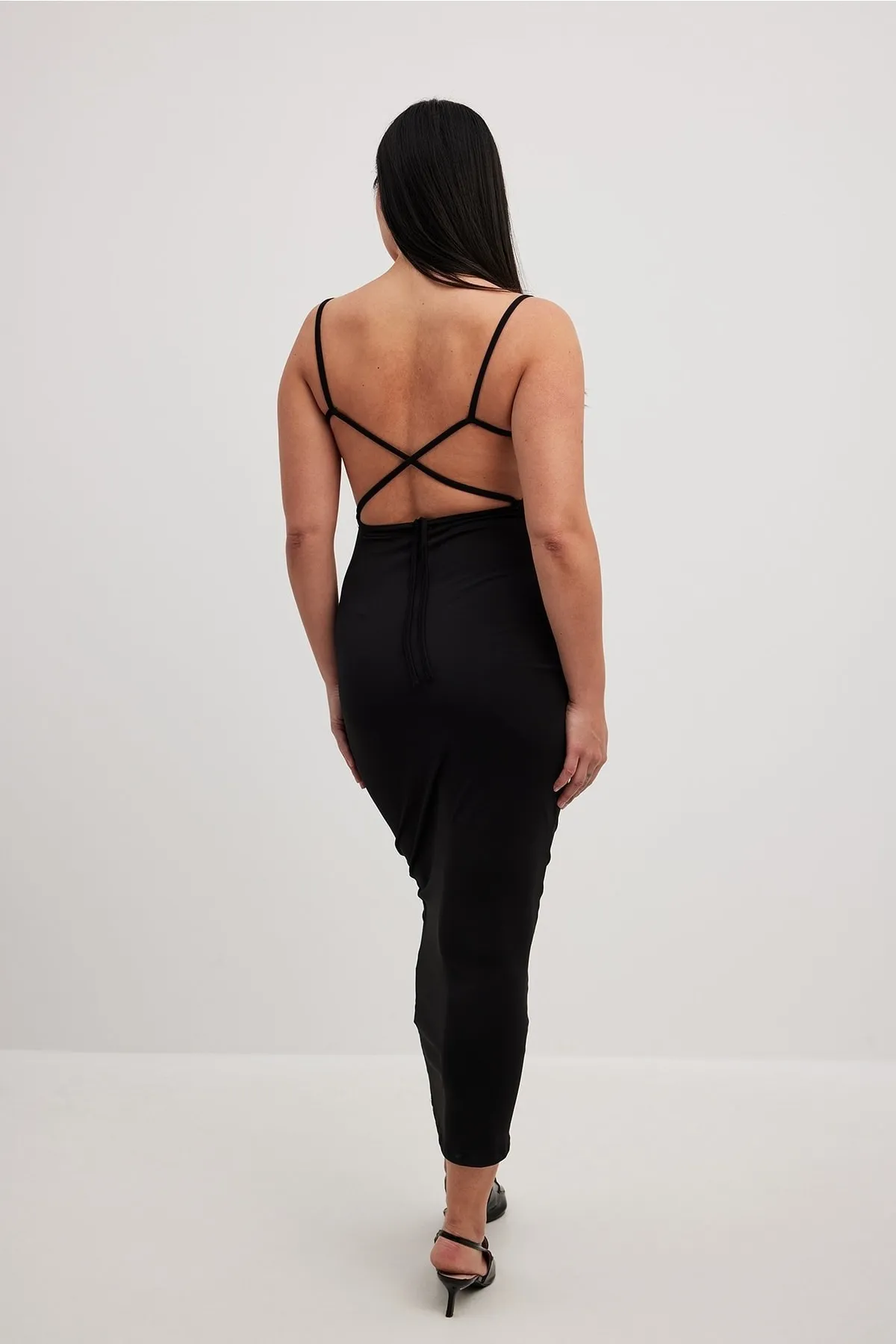 NA-KD  Maxikleid mit Wasserfallausschnitt.