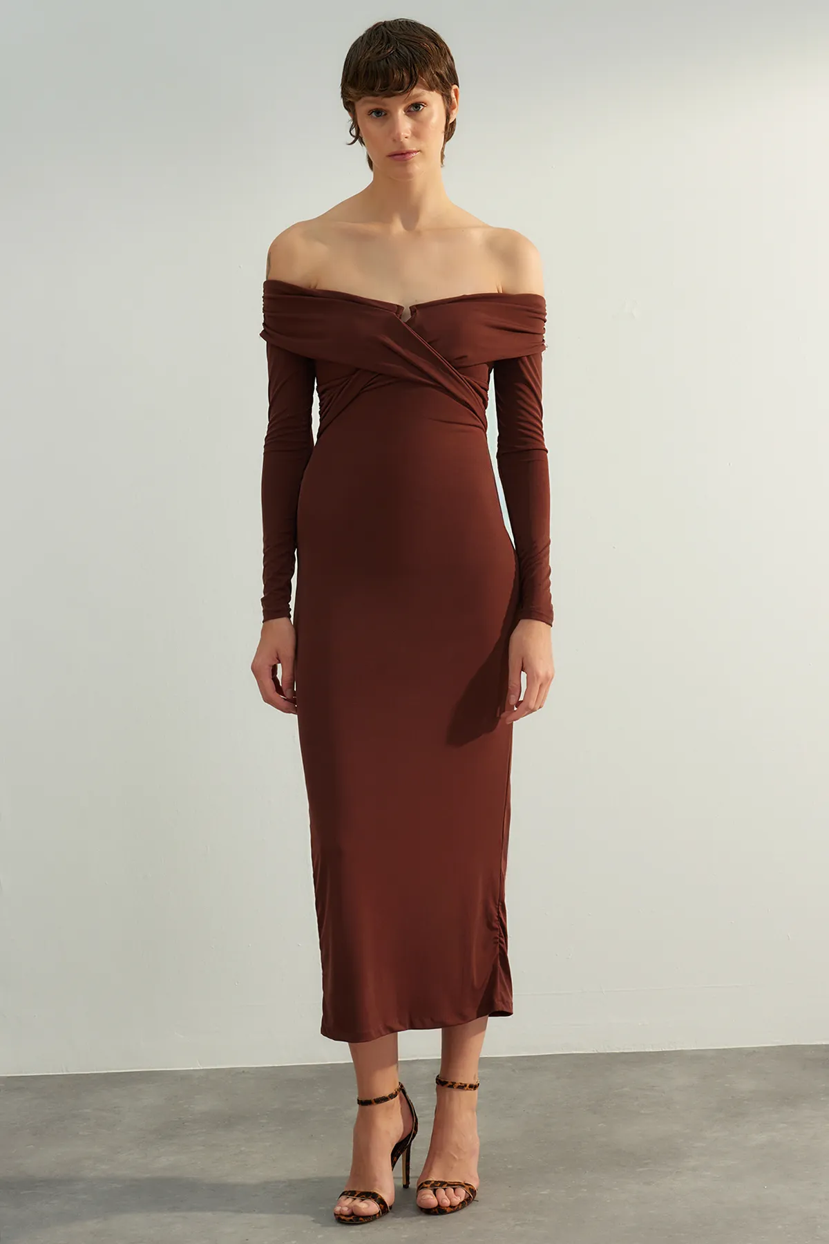 Trendyol Collection  Braunes, detailliertes Strickkleid mit Kragen in limitierter Auflage TPRAW24EL00210
