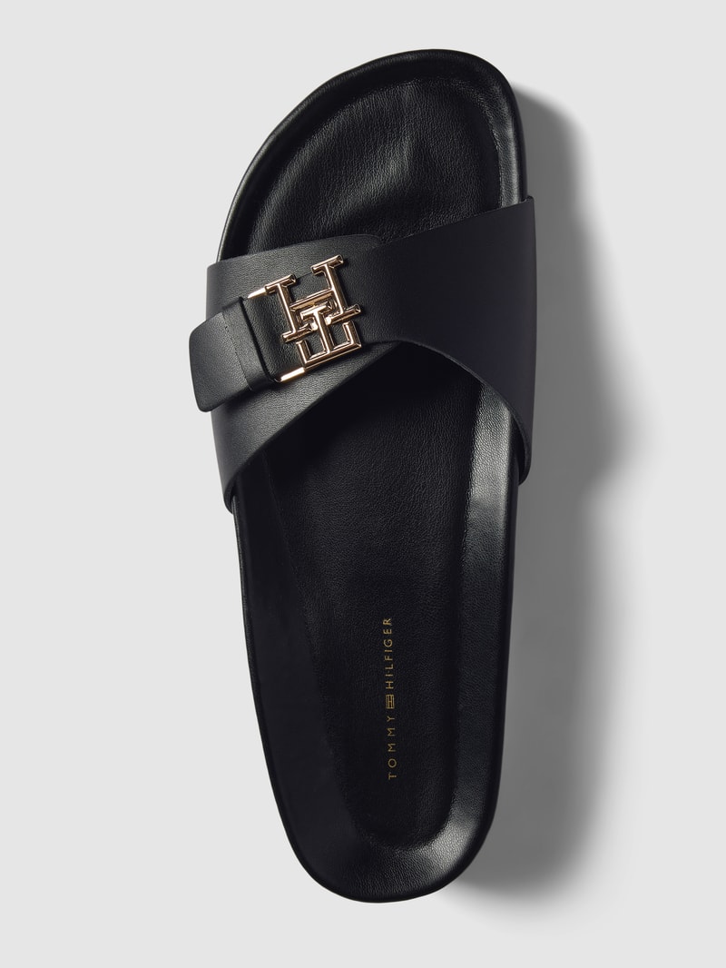 Pantoletten mit Label-Applikation in metallic Modell 'MULE' in schwarz