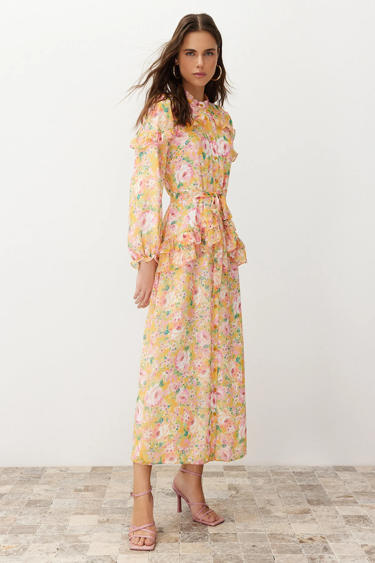 Trendyol Modest  Orangefarbenes, gefüttertes Kleid aus gewebtem Chiffon mit Blumenmuster und Rüschendetail TCTSS24EB00003