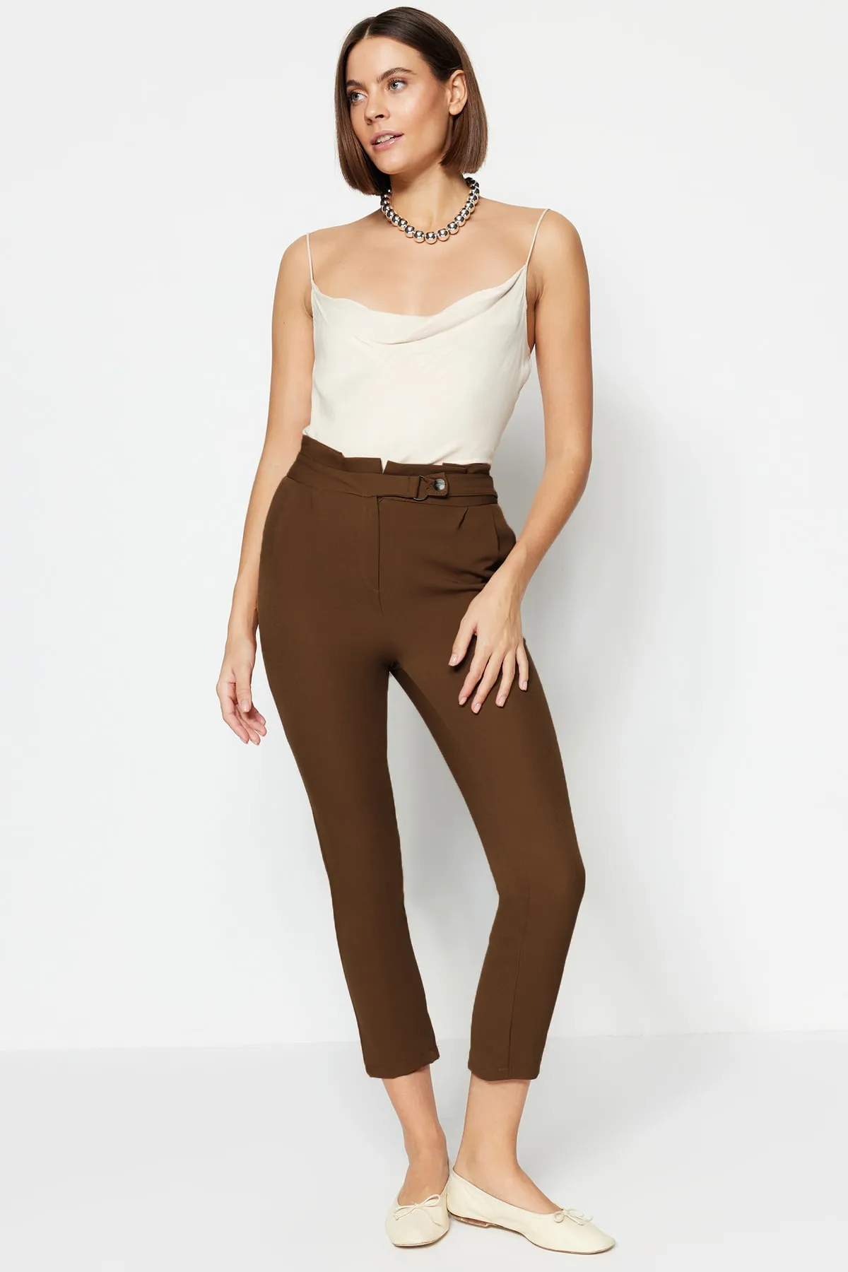 Trendyol Collection  Braune Karotte mit schmalem Beingürtel, detaillierte plissierte Webhose TWOSS20PL0131