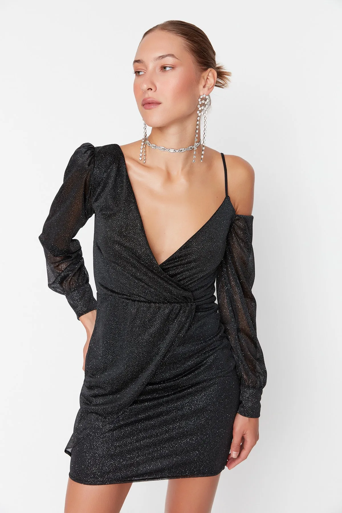 Trendyol Collection  Glitzerndes, elegantes Abendkleid mit schwarzem Kragen und detailliertem Ausschnitt TPRAW23EL00347