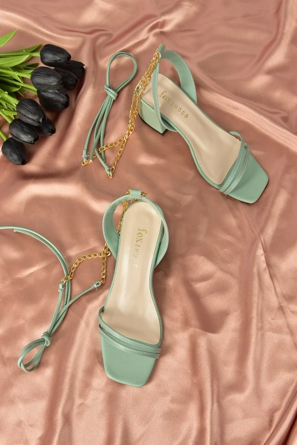 Fox Shoes  Grüne Damenschuhe mit kurzem Absatz und Goldkette und detailliertem Knöchelriemen M369541209