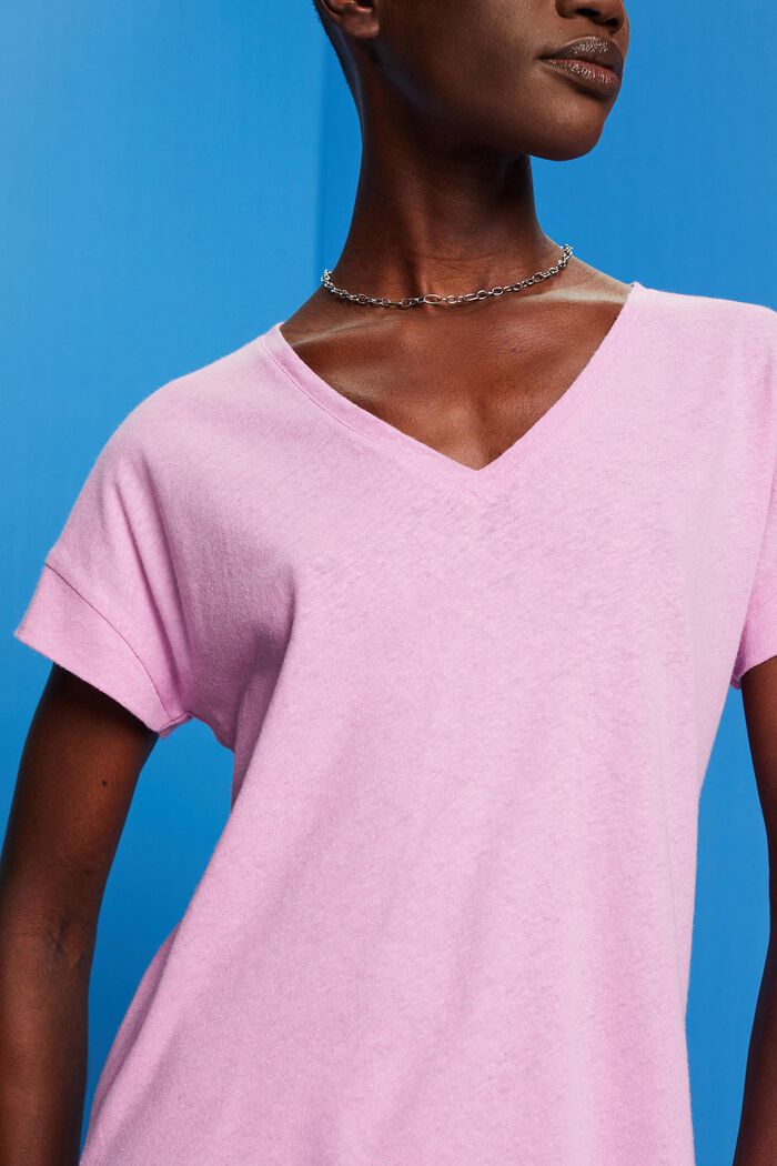 Mit Leinen: T-Shirt mit V-Ausschnitt