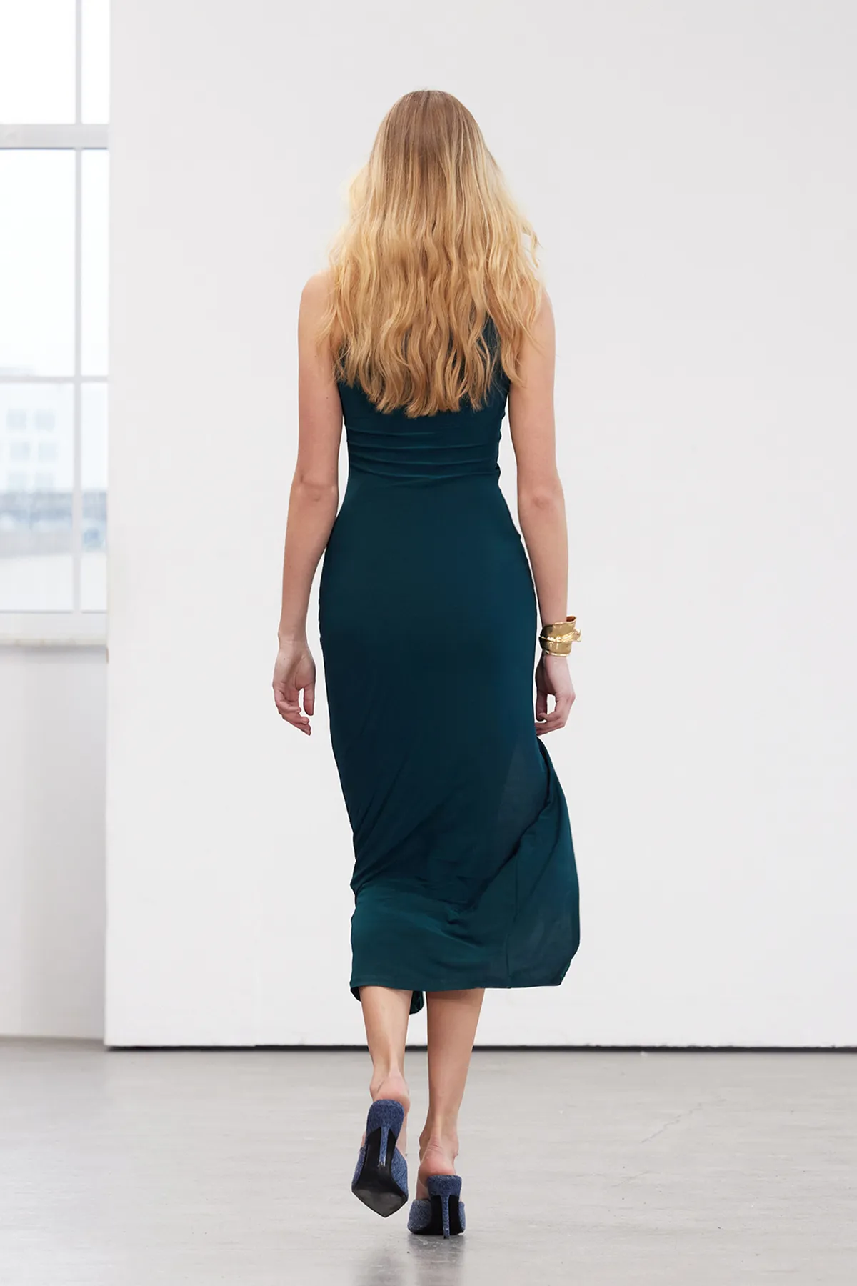 Trendyol Collection  Smaragdgrünes, eng anliegendes, flexibles Neckholder-Bleistiftkleid mit drapiertem Schnitt in limitierter Auflage TWOSS24EL00557