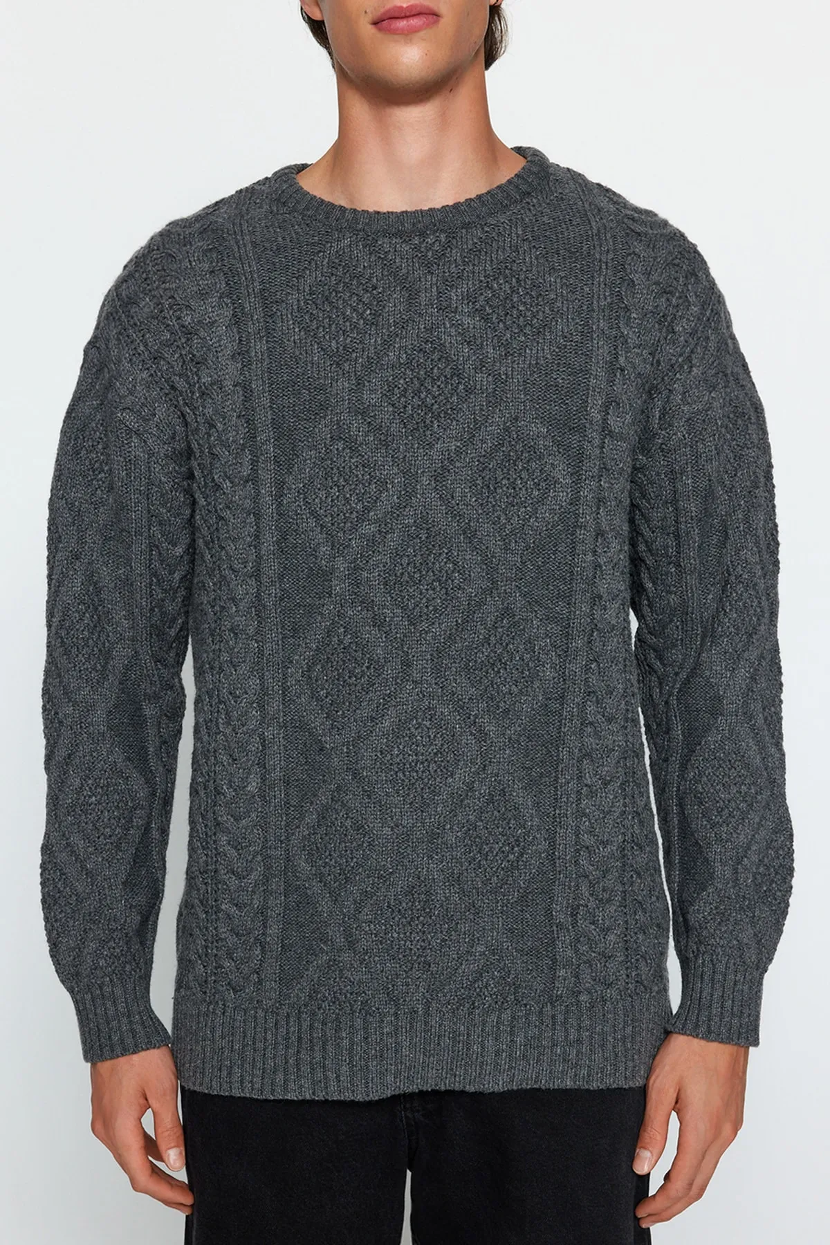 Trendyol Collection  Grauer Oversize-Strickpullover mit weitem Schnitt und Rundhalsausschnitt aus geflochtenem Haar TMNAW23KZ00280
