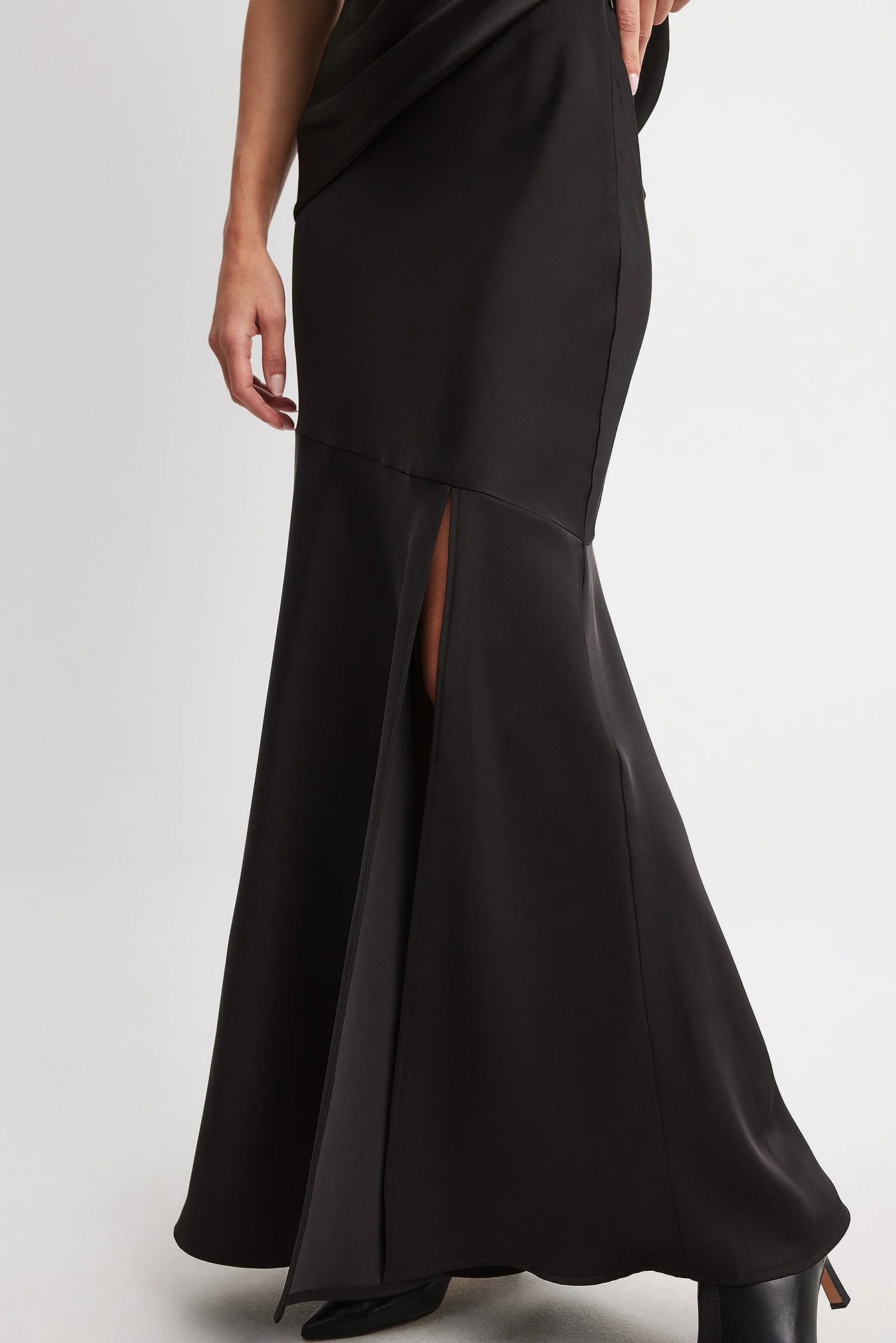 Asymmetrischer Satin-Maxirock mit Nahtdetails