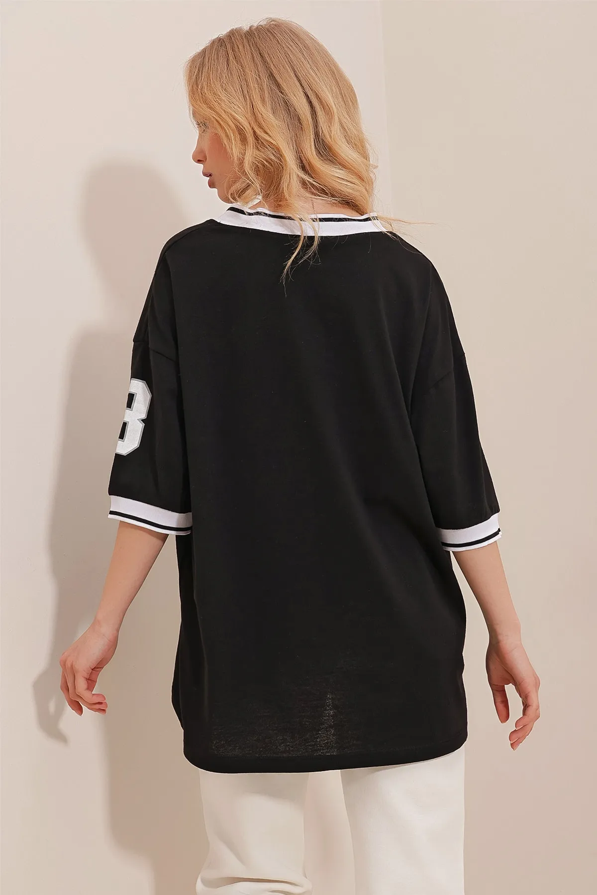 Trend Alaçatı Stili  Schwarzes Oversize-T-Shirt für Damen mit geripptem Kragen und Ärmeln, bedruckter Vorderseite ALC-786-001