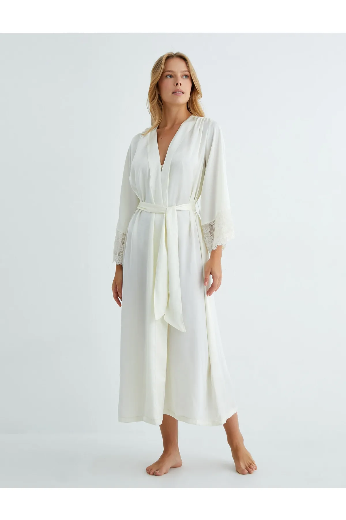 Koton  Braut-Morgenmantel aus Satin mit Spitzendetail mit Gürtel
