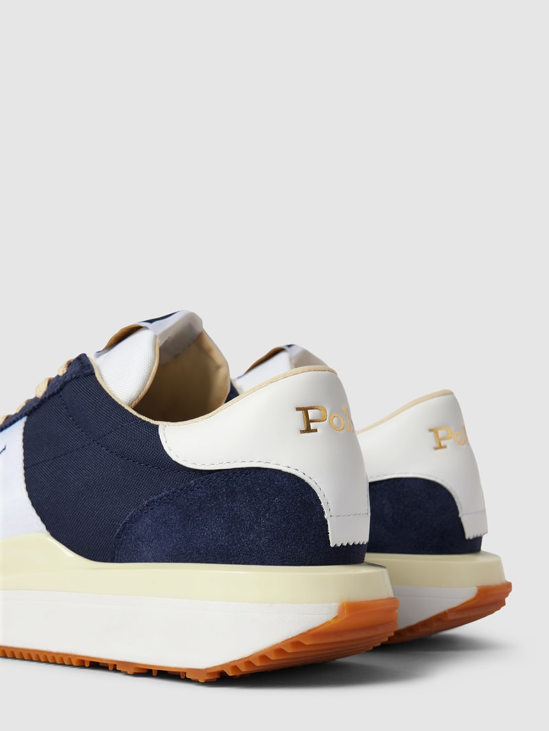 Sneaker mit Label-Details in marineblau