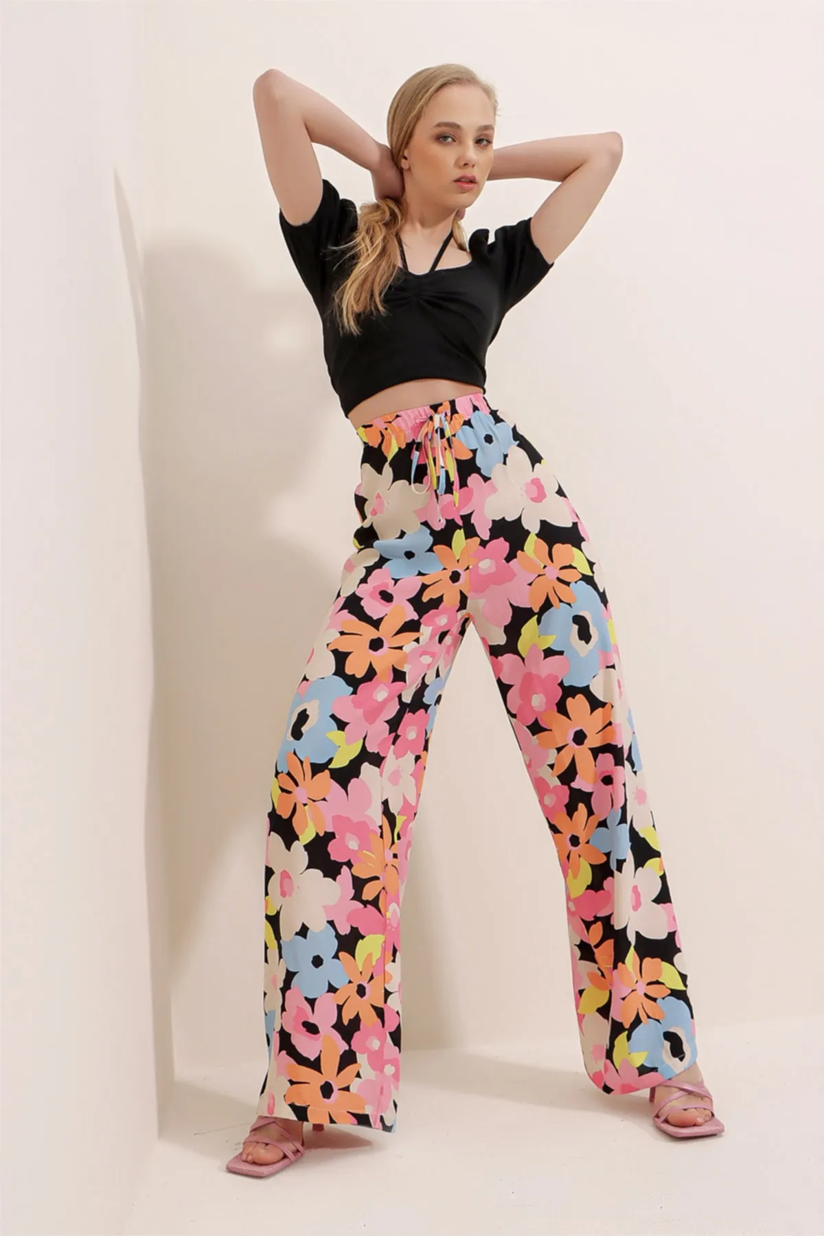 Trend Alaçatı Stili  Damen-Hose mit gemustertem Mix und lässigem Schnitt ALC-X6016