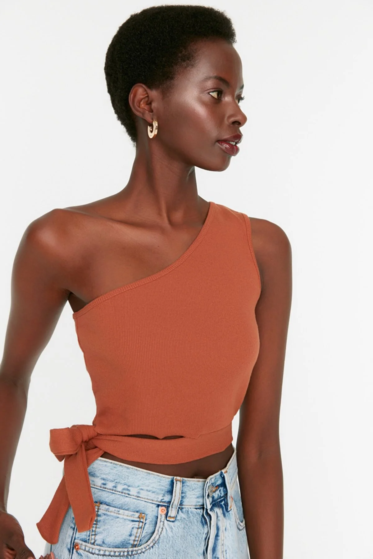 Trendyol Collection  Zimtfarbene, figurbetonte One-Shoulder-Bluse aus geripptem Strick mit Detail TWOSS22BZ1558