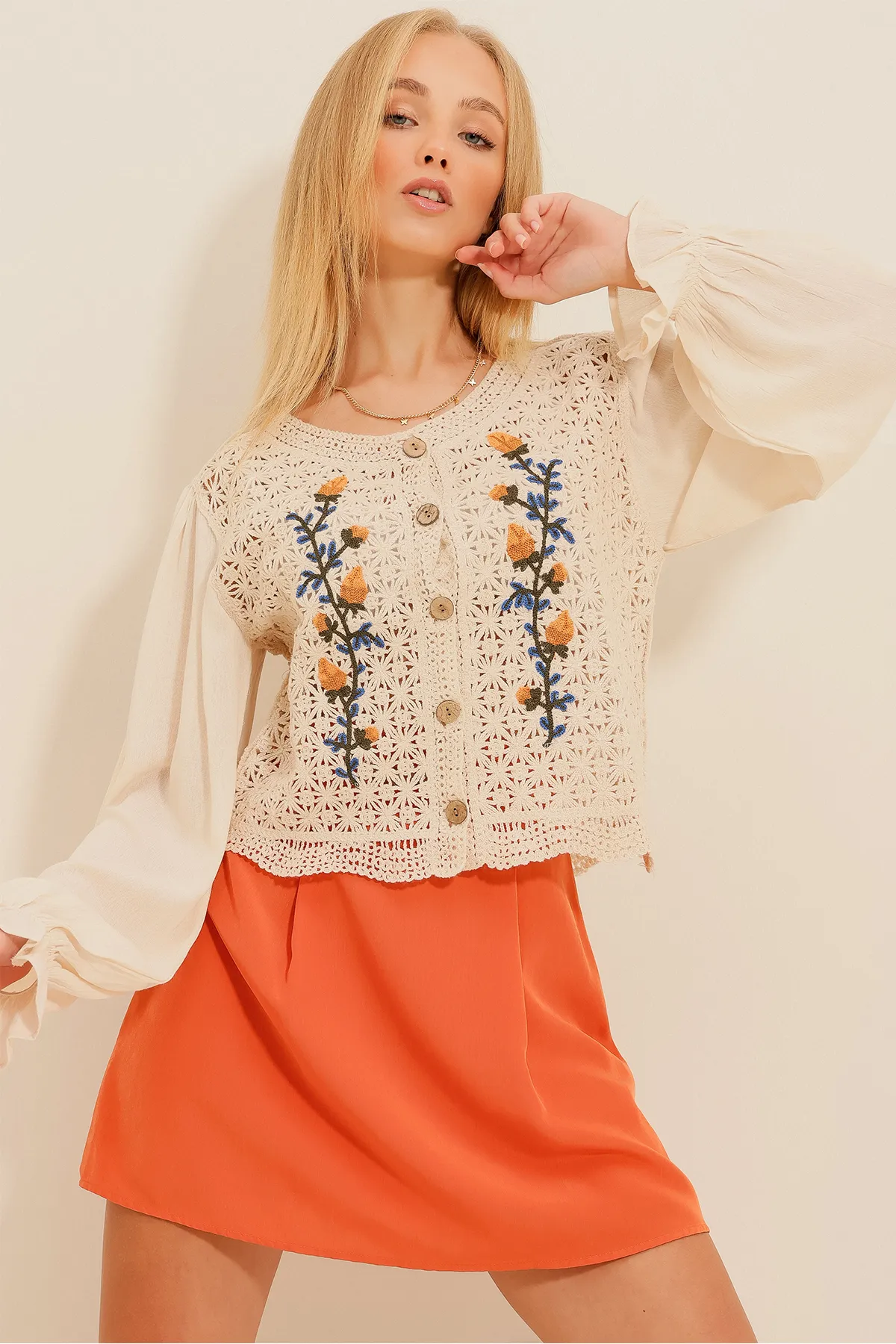 Trend Alaçatı Stili  Damen-Cardigan mit cremefarbenen Ärmeln und bestickten Knöpfen ALC-X11231