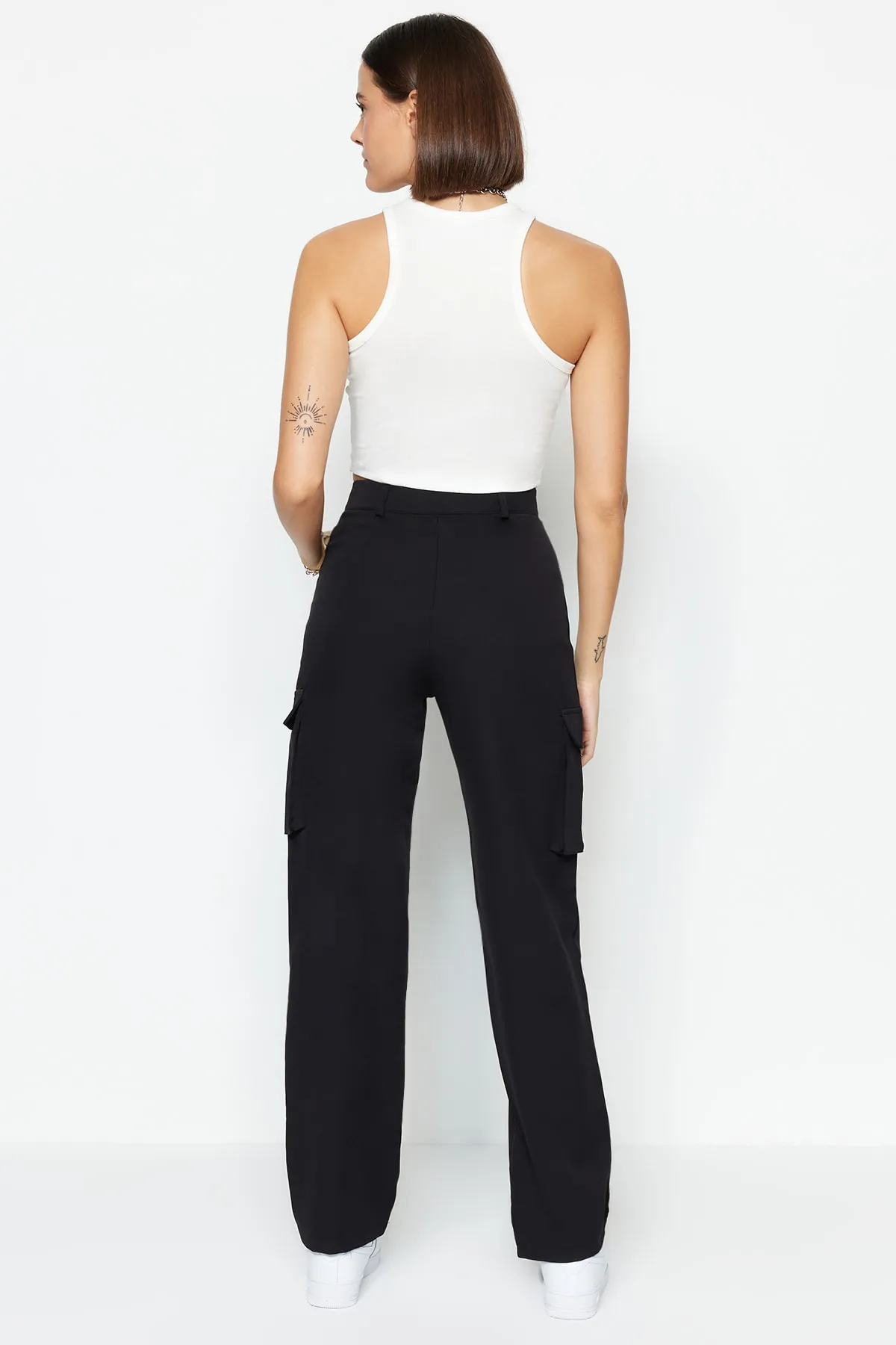 Trendyol Collection  Schwarze, gerade geschnittene, gewebte Cargo-Hose mit doppelten Taschen TWOAW22PL0343