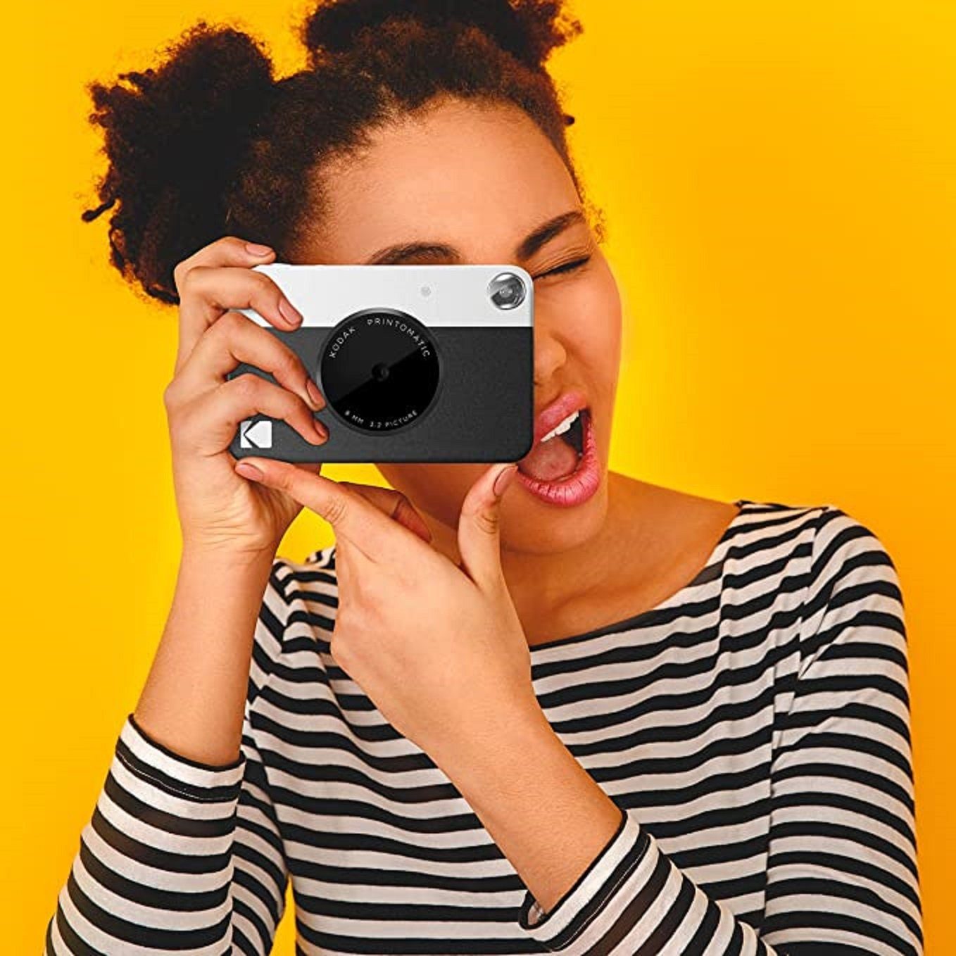 Kodak Printomatic Black Sofortbildkamera (5 MP, Vollfarbdrucke auf ZINK 2x3-Fotopapier mit Sticky-Back-Funktion)