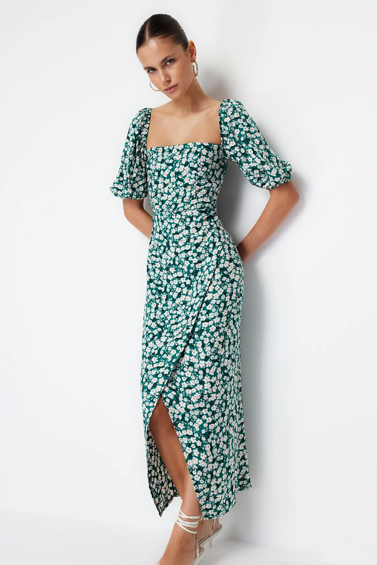 Trendyol Collection  Grünes Midikleid aus gewebter Viskose mit Ballonärmeln und Blumenmuster TWOSS24EL00072