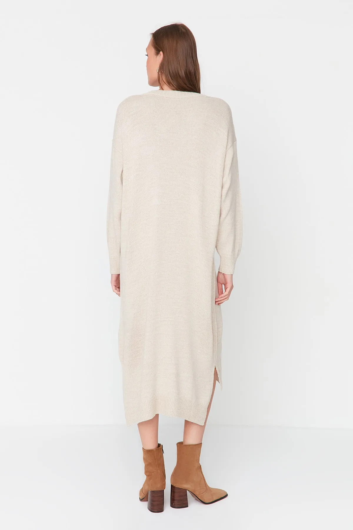 Trendyol Collection  Steinfarbenes Maxi-Strickkleid mit V-Ausschnitt TWOAW23EL00642