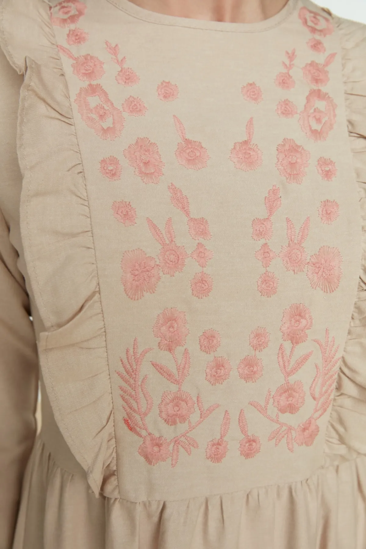 Trendyol Modest  Beiges, gewebtes Kleid mit Rüschendetails und Stickereien TCTSS22EB0004