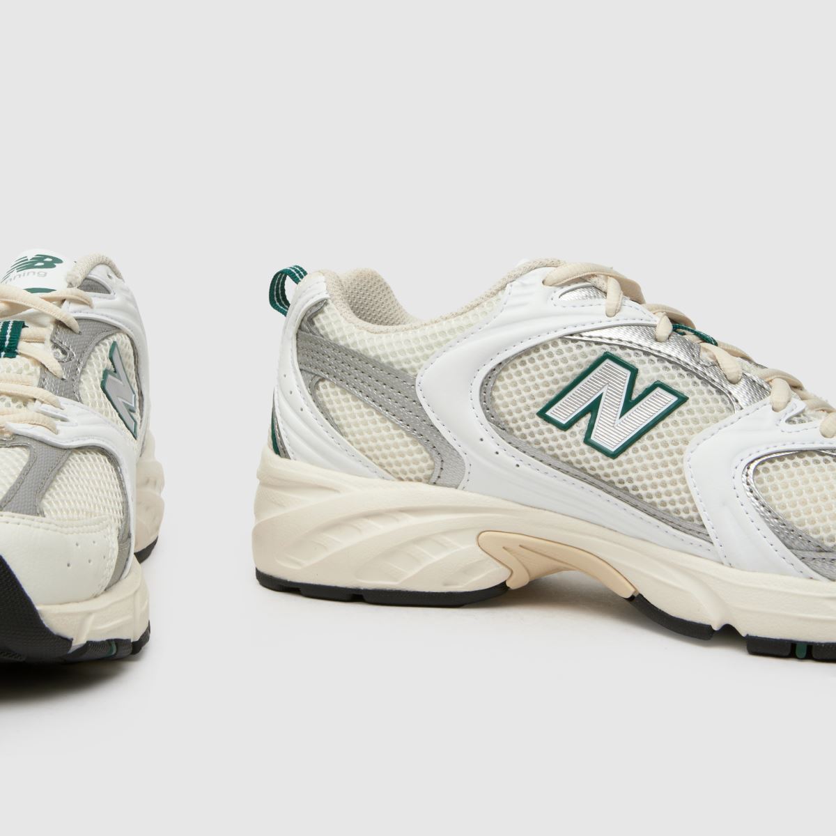 New Balance 530 träningsskor i benvitt med flerfärgad färg