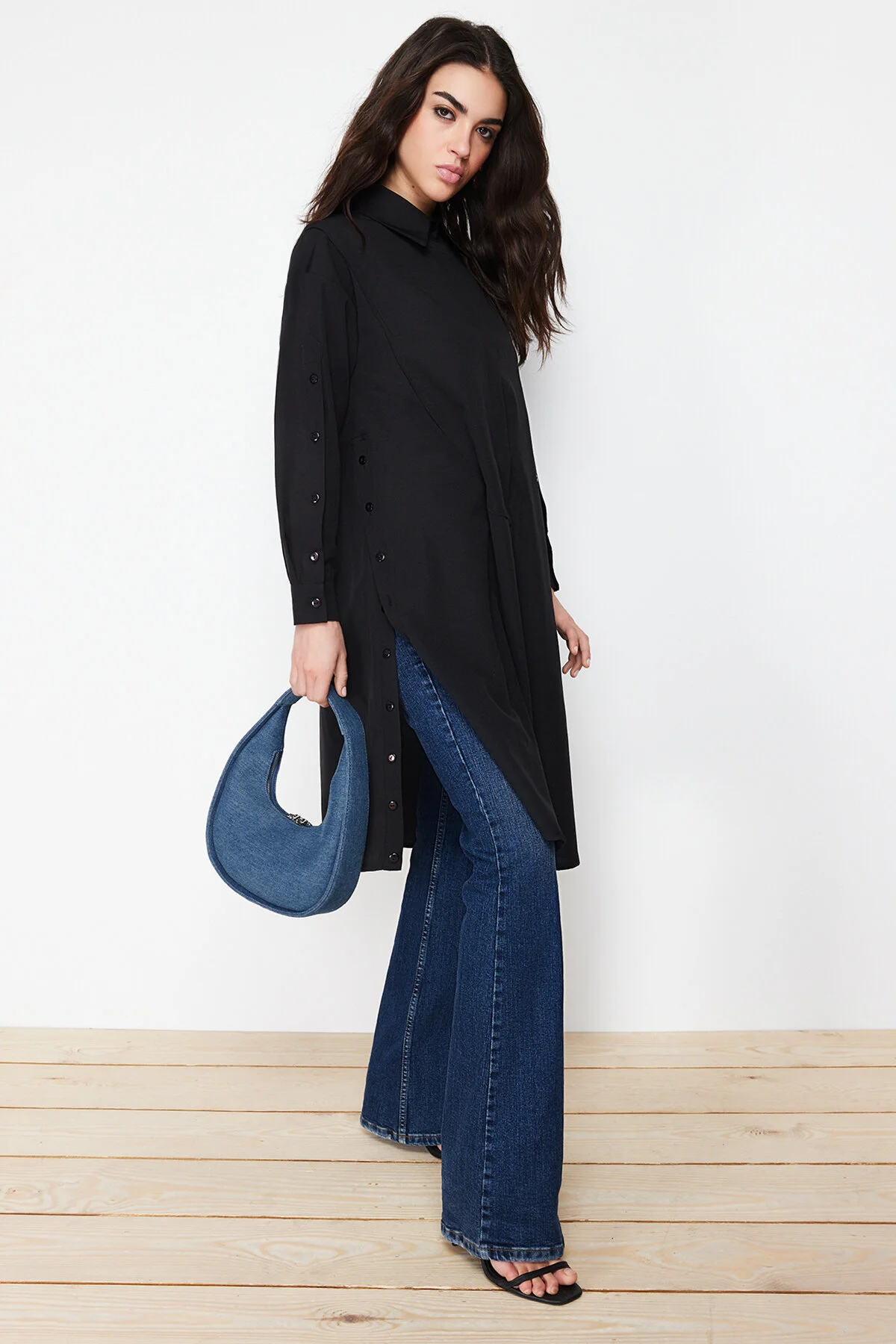 Trendyol Modest  Schwarzes langes gewebtes Hemd mit Knopfdetail TCTSS24TG00053