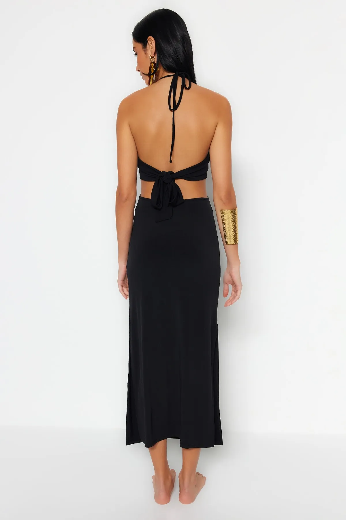 Trendyol Collection  Schwarzes, figurbetontes, gestricktes Maxi-Strandkleid mit Ausschnitten/Fenstern TBESS23EL00122