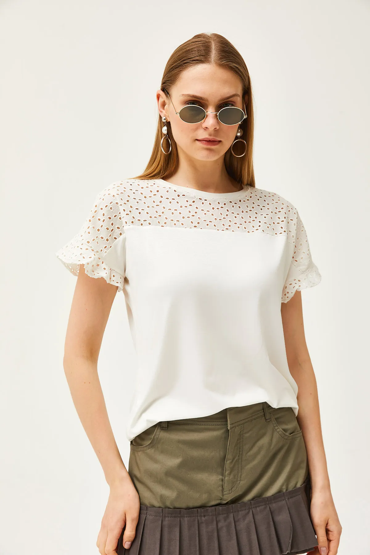 Olalook  Ecrufarbenes Damen-T-Shirt mit Volants und Muschelärmeln BLZ-19000979