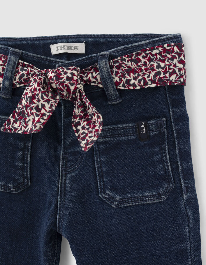 Jean bleu bas frangés et ceinture-foulard bébé fille