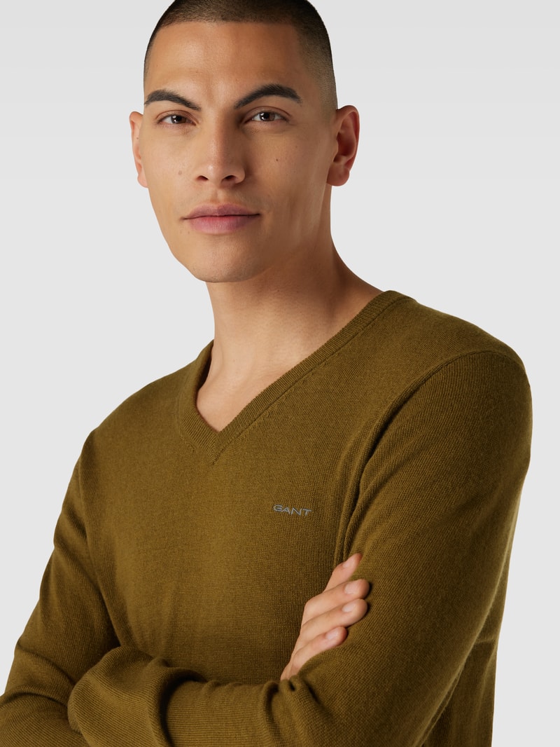 Strickpullover aus Lammwoll-Mix mit V-Ausschnitt in olivgrün