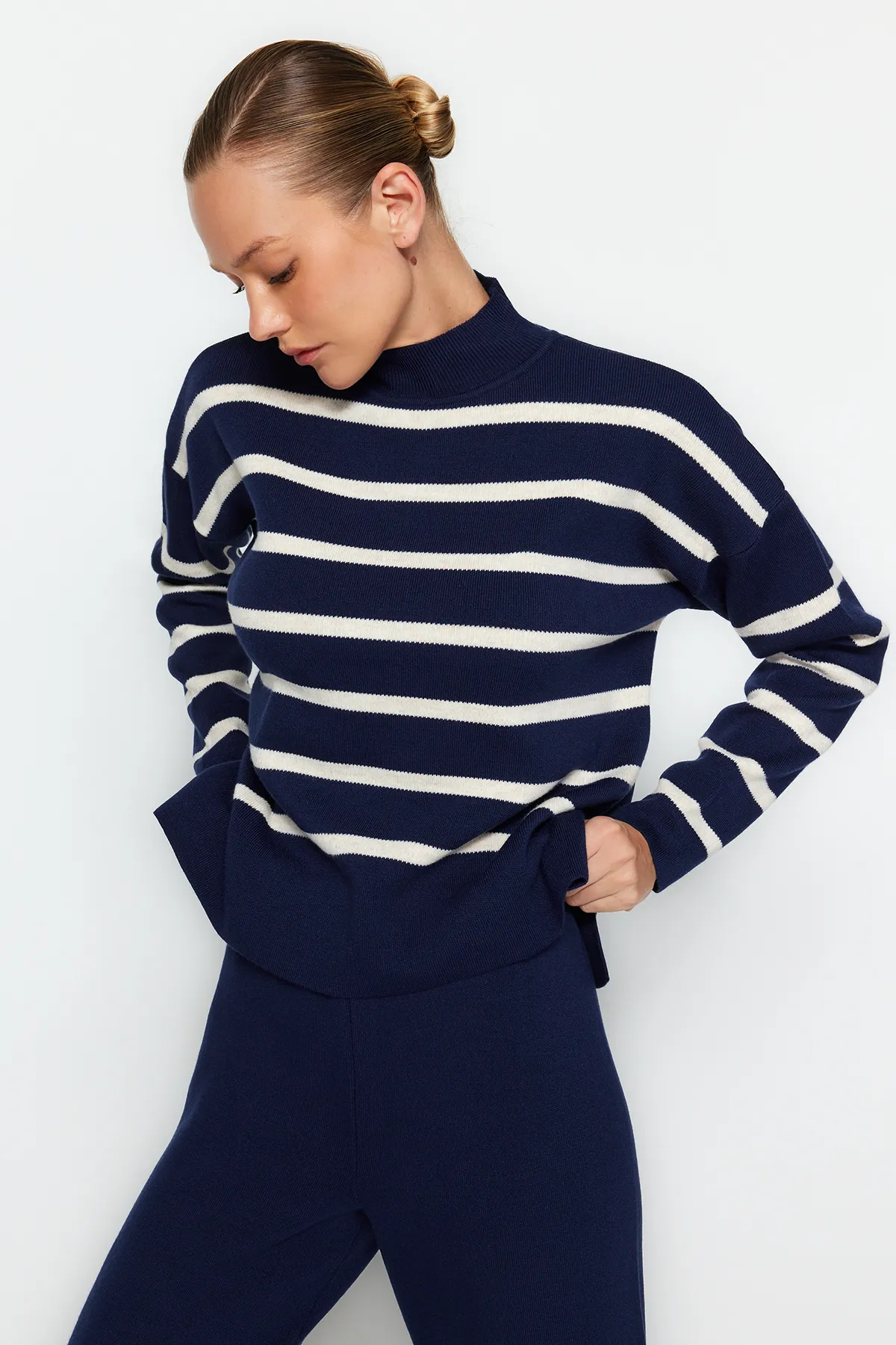 Trendyol Collection  Marineblaues Set aus gestreiftem Strickoberteil und -unterteil TWOAW24AU00045