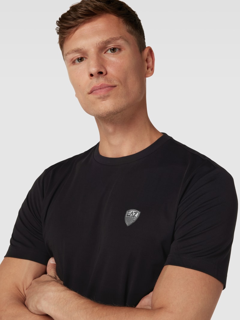 T-Shirt mit Label-Detail in schwarz