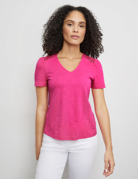Kurzarmshirt mit zarter Spitze