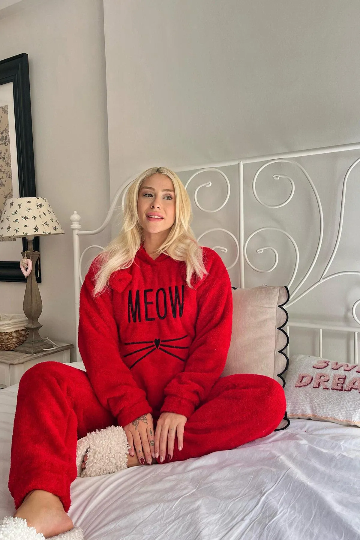 Pijamaevi  Rotes Meow-gemustertes Vollplüsch-Pyjama-Set