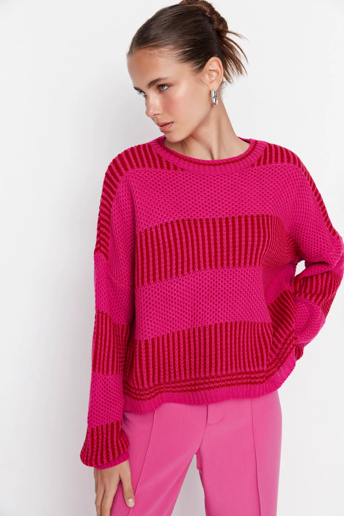 Trendyol Collection  Fuchsiafarbener Pullover mit Blockfarben TWOAW23KZ00012