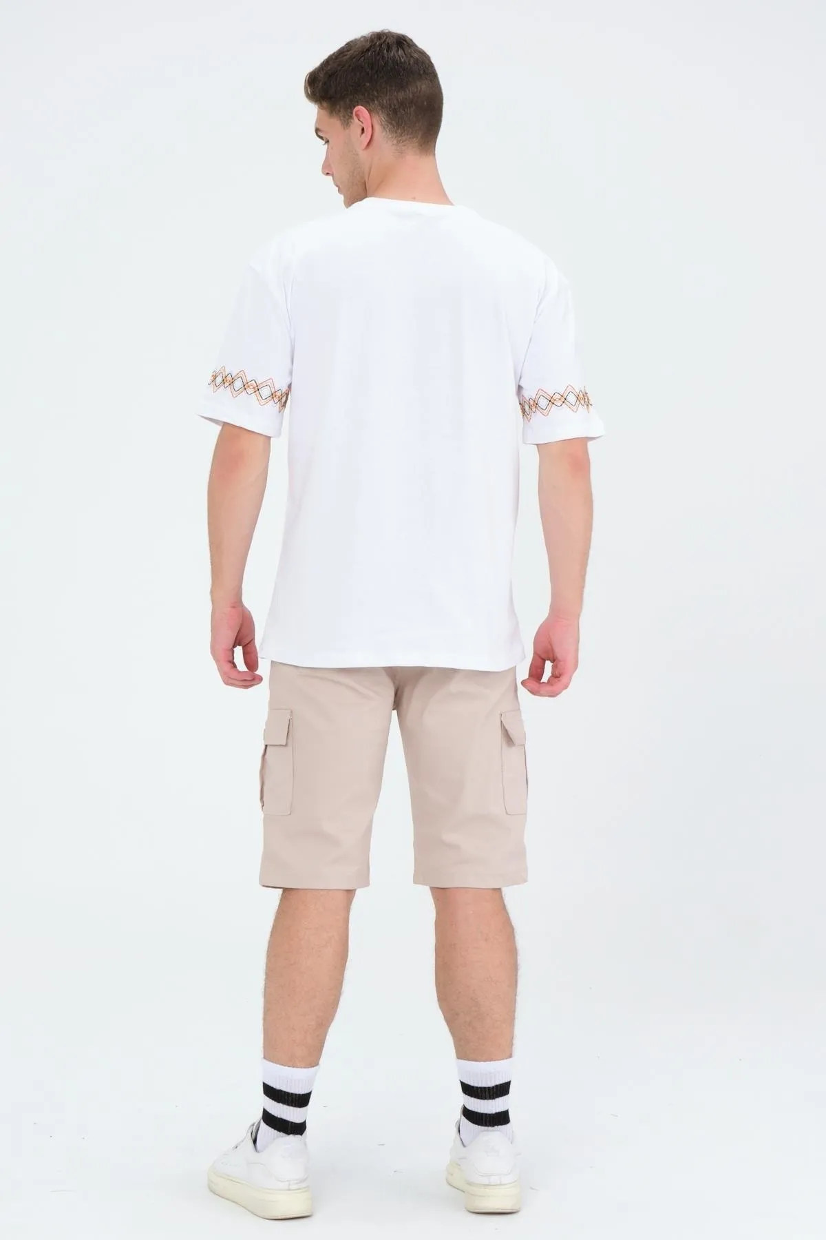 Domoda  Weißes, kurzärmliges, besticktes Basic-T-Shirt aus Baumwolle mit Rundhalsausschnitt in weißer Oversize-Passform