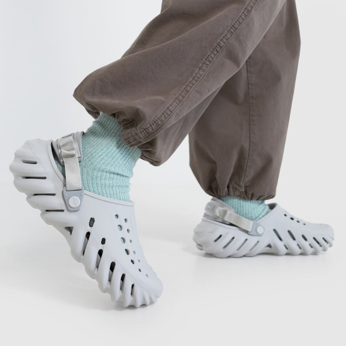 Crocs Echo klumpa szandál világosszürke színben