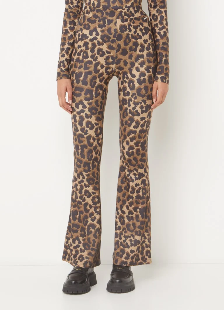 Leggings Rebel Leopard coloridas de cintura alta e modelagem flare com estampa de leopardo.