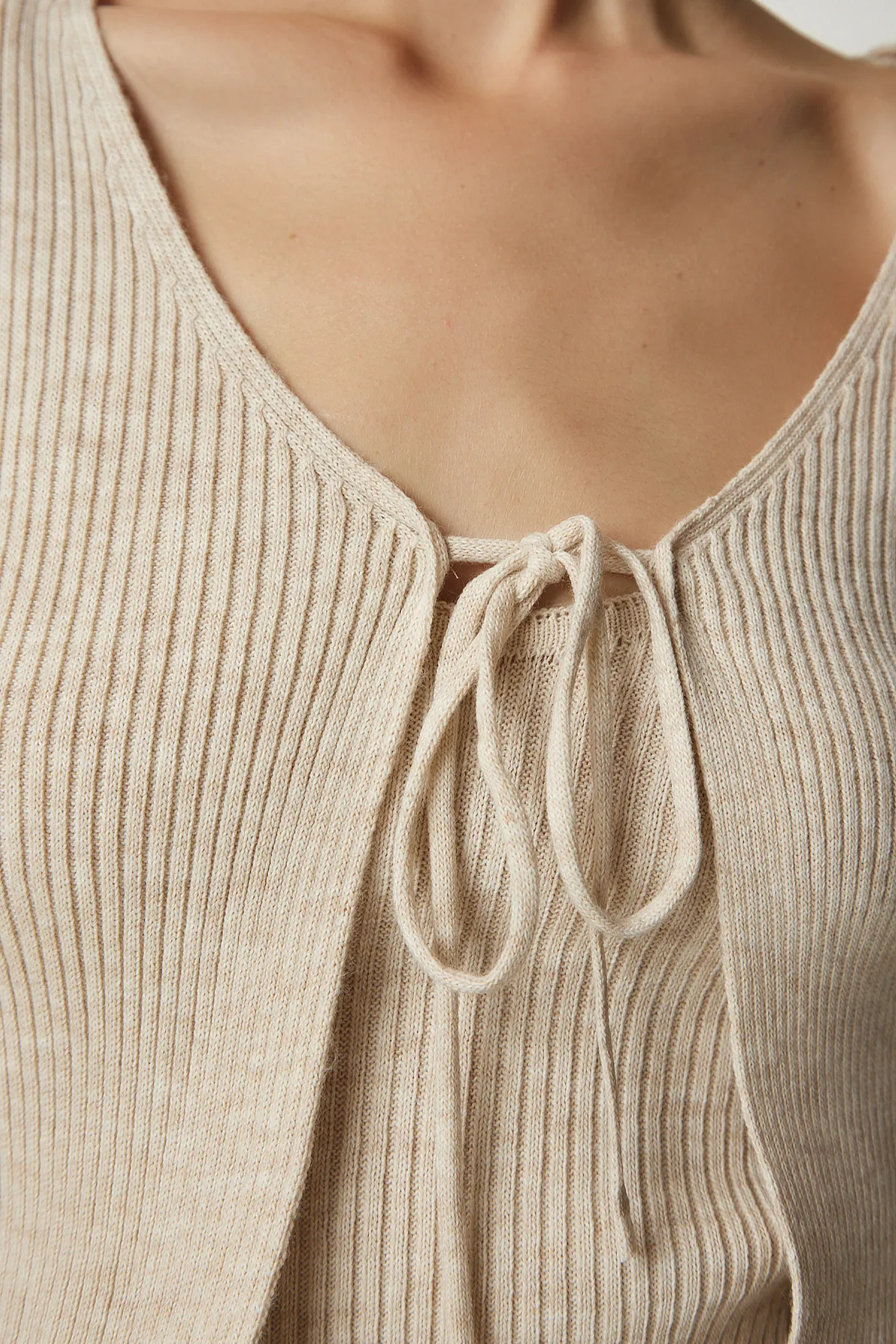 Happiness İstanbul  Cremefarbenes Crop-Cardigan-Set aus Rippstrick für Damen MT00143