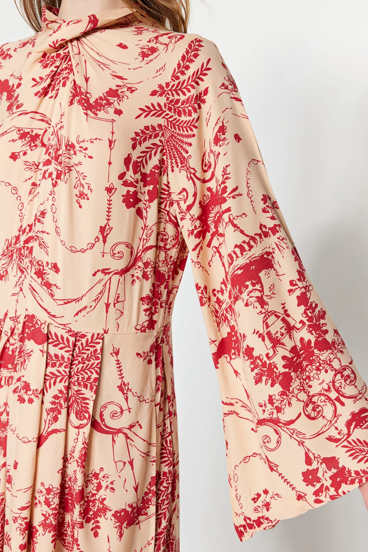 Trendyol Modest  Cremefarbenes Kleid aus Viskosegewebe mit weiten Ärmeln und gemustertem Kragen TCTSS23EB00234