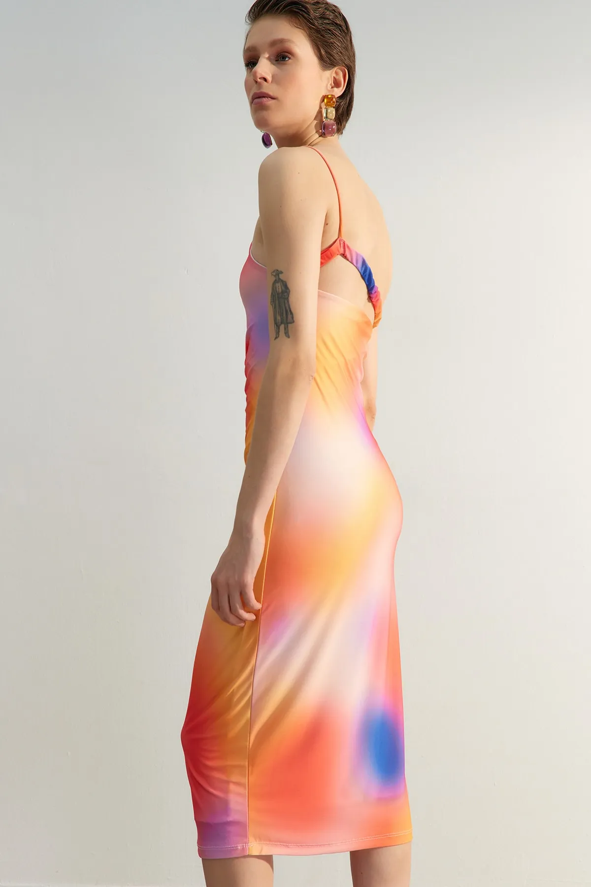 Trendyol Collection  Mehrfarbig bedrucktes, tailliertes Midi-Bleistiftkleid aus flexiblem Strick mit One-Shoulder-Träger TWOSS23EL01577