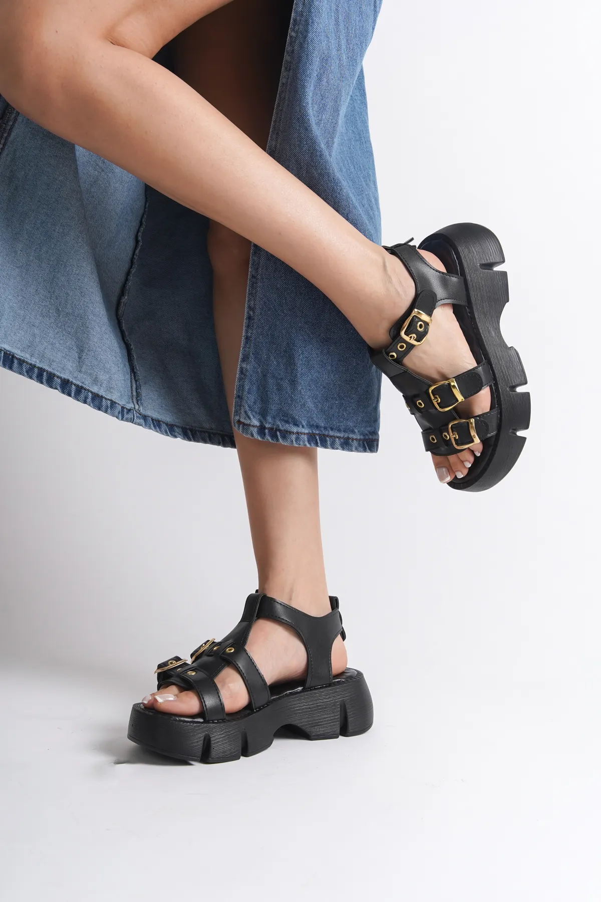 Capone Outfitters  Damensandalen mit dicker Sohle, Knöchelriemen und bequemer Sohle