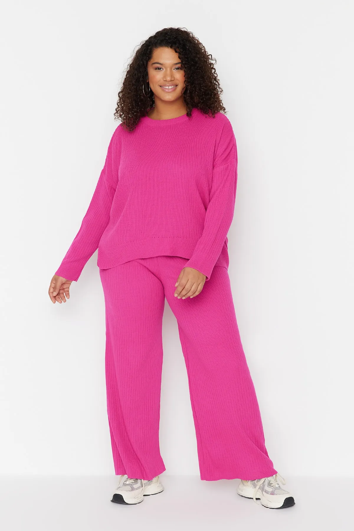 Trendyol Curve  Fuchsia - Strickpullover- und Hosen-Set mit Kordelzug und Rundhalsausschnitt TBBAW23CP00044