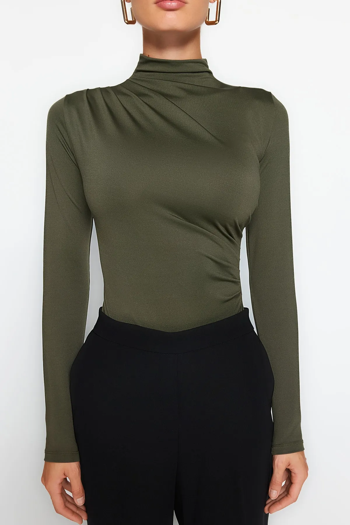 Trendyol Collection  Khakifarbener Stretch-Strickbody mit Stehkragen und Druckknöpfen, gerafftem Detail TWOAW24BD00014