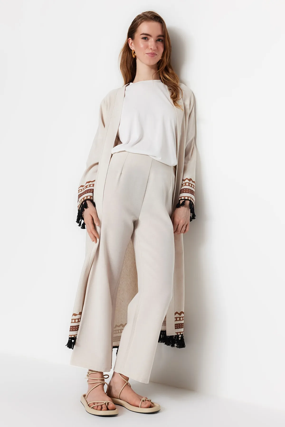 Trendyol Modest  Ecrufarbene, gewebte Hose aus Baumwollmischung mit weitem Bein TCTSS23TP00038