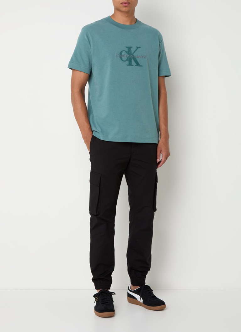 Pantaloni cargo croiți de Calvin Klein, cu logo și panouri laterale.