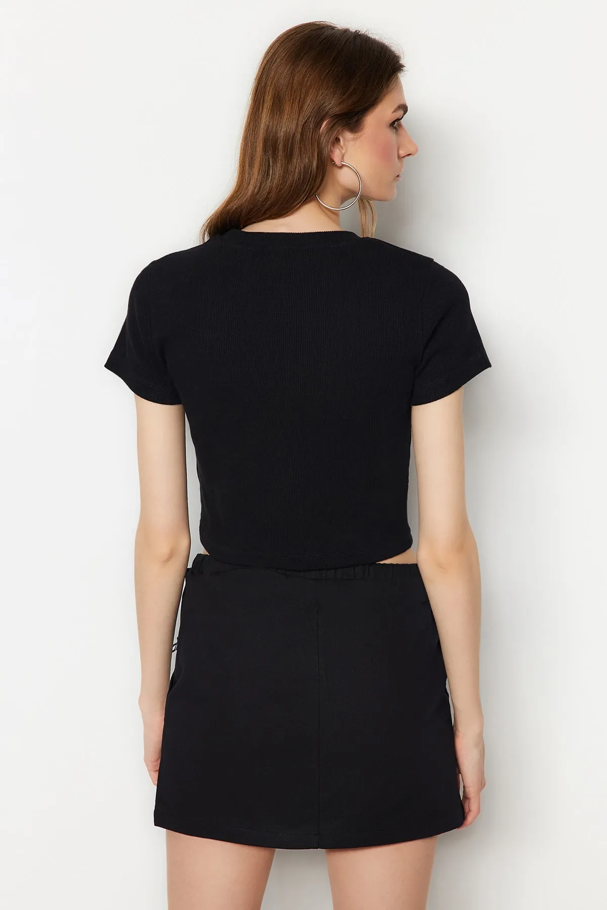 Trendyol Collection  Schwarze, gerippte, dehnbare Strickbluse mit Rundhalsausschnitt und detaillierter Paspelierung TWOAW21BZ0638