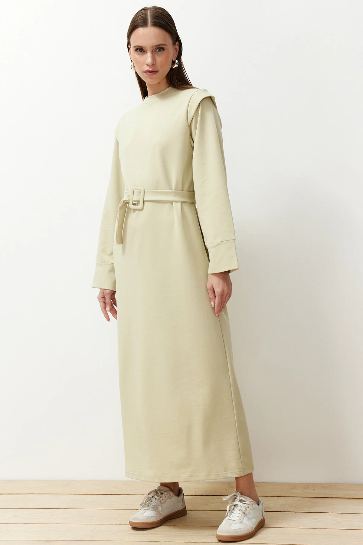 Trendyol Modest  Hellkhakifarbenes Strickkleid mit Gürtel und Schulterdetail TCTSS24EB00120