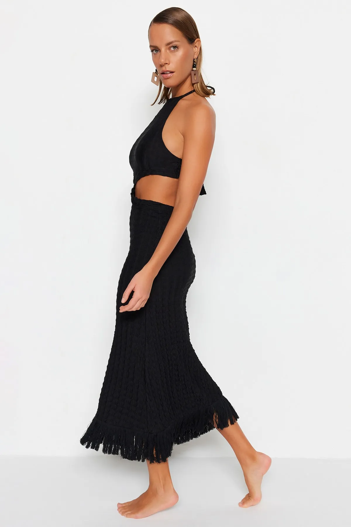 Trendyol Collection  Schwarzes, tailliertes, gestricktes Maxi-Strandkleid mit Ausschnitten/Fenstern TBESS23EL00154