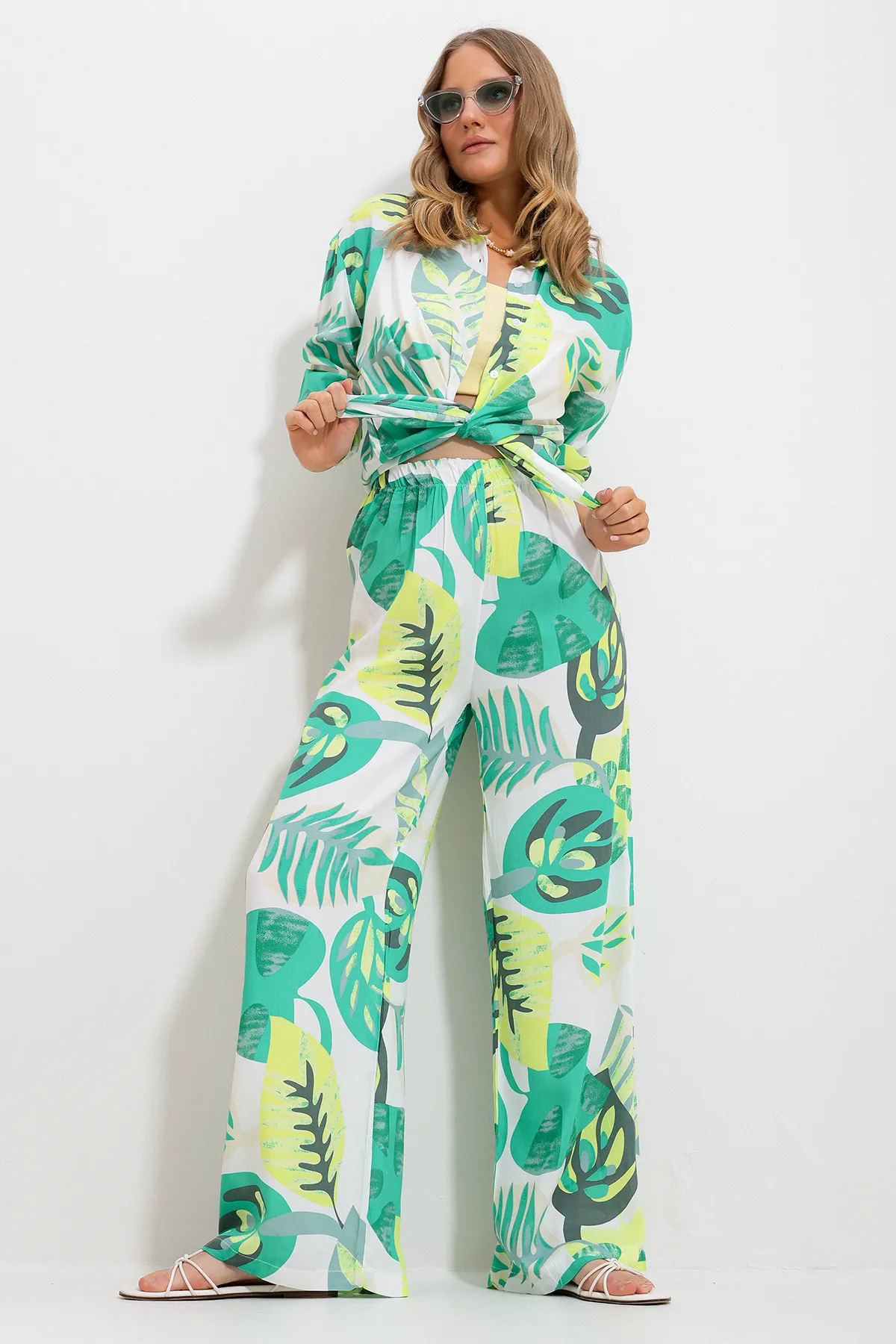 Trend Alaçatı Stili  Grünes gemustertes Damen-Set aus Hemd und Hose, Oberteil und Unterteil, gewebt, Alc-X11747
